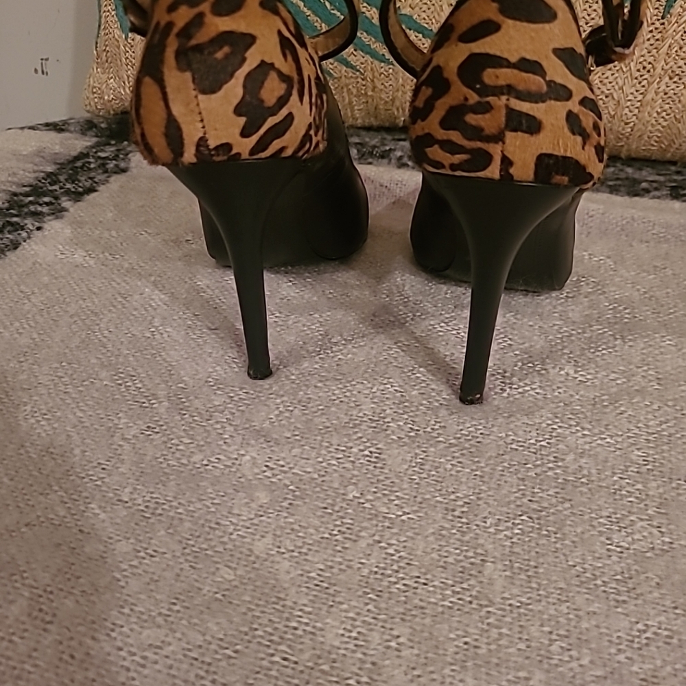 Kelsi Dagger Black Leather Red Tip Animal Hair Pumps  Size 6.5 - Picture 3 of 6